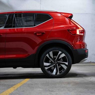 2025 Volvo XC40 B5 Ultra Bright Theme