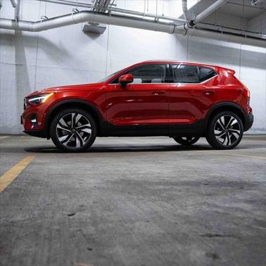 2025 Volvo XC40 B5 Ultra Bright Theme