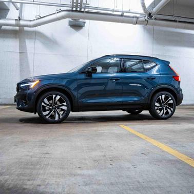 2026 Volvo XC40 Ultra, B5 AWD Gas (mild hybrid), Dark