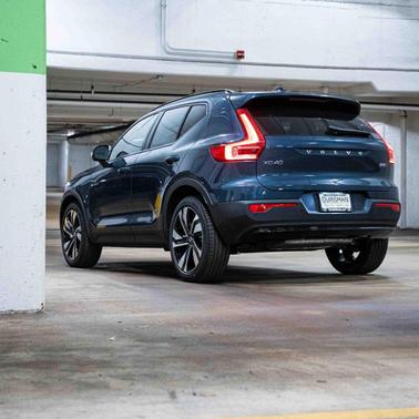 2026 Volvo XC40 Ultra, B5 AWD Gas (mild hybrid), Dark