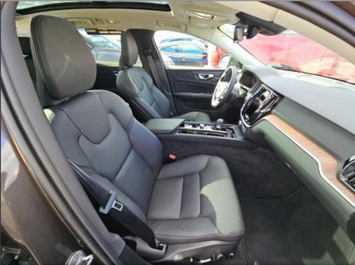 2025 Volvo V60 Cross Country B5 Plus