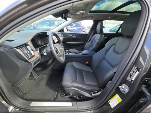 2025 Volvo V60 Cross Country B5 Plus