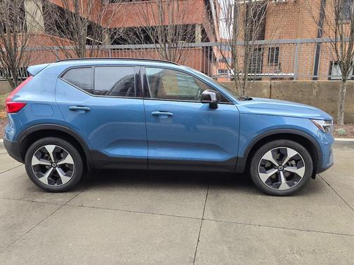 2025 Volvo XC40 B5 Plus Dark Theme