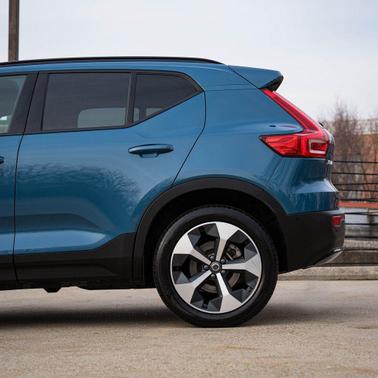 2025 Volvo XC40 B5 Plus Dark Theme