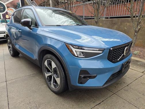 2025 Volvo XC40 B5 Plus Dark Theme