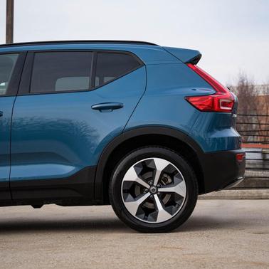 2025 Volvo XC40 B5 Plus Dark Theme