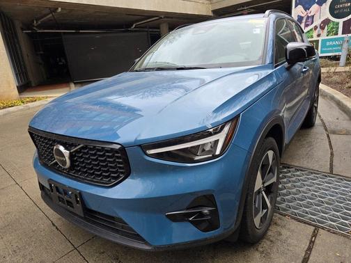 2025 Volvo XC40 B5 Plus Dark Theme