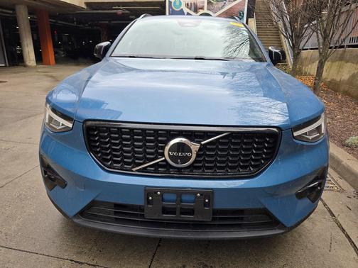 2025 Volvo XC40 B5 Plus Dark Theme