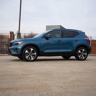 2025 Volvo XC40 B5 Plus Dark Theme