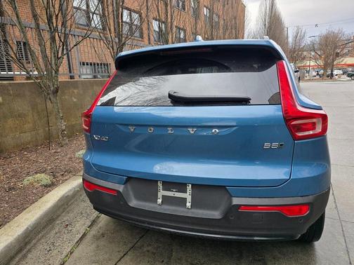 2025 Volvo XC40 B5 Plus Dark Theme