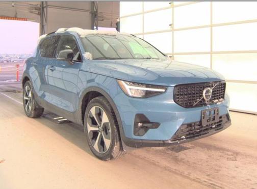 2025 Volvo XC40 B5 Plus Dark Theme