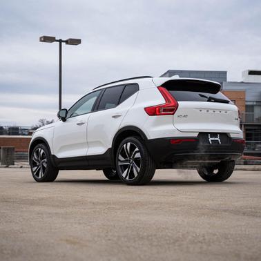 2025 Volvo XC40 B5 Ultra Dark Theme