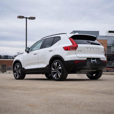 2025 Volvo XC40 B5 Ultra Dark Theme