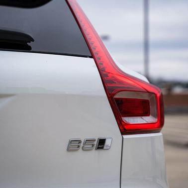 2025 Volvo XC40 B5 Ultra Dark Theme