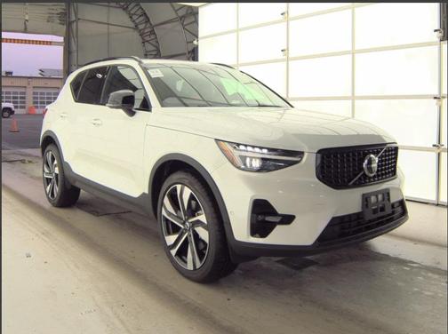 2025 Volvo XC40 B5 Ultra Dark Theme