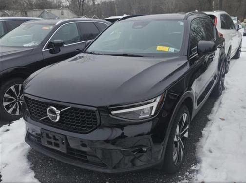 2023 Volvo XC40 B5 Plus Dark Theme