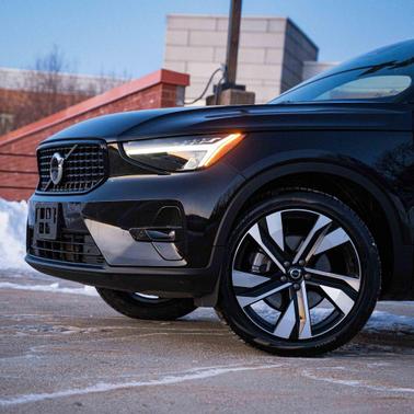 2023 Volvo XC40 B5 Plus Dark Theme