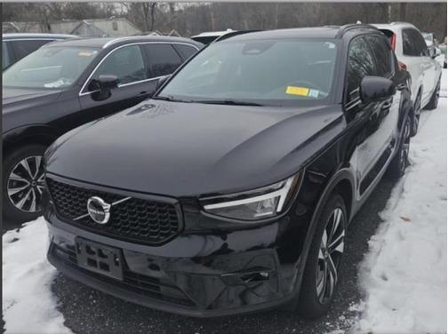 2023 Volvo XC40 B5 Plus Dark Theme