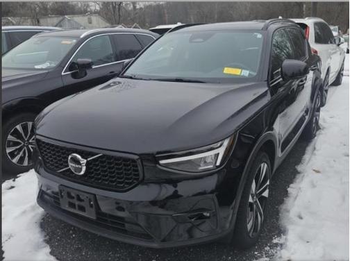 2023 Volvo XC40 B5 Plus Dark Theme
