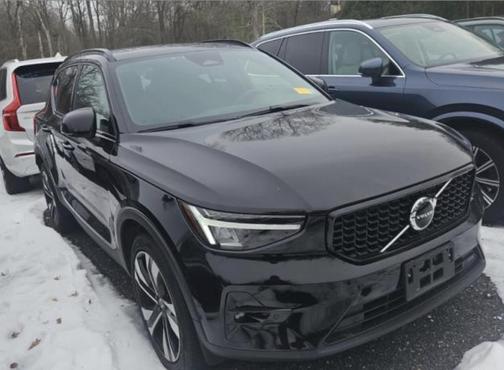 2023 Volvo XC40 B5 Plus Dark Theme