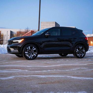 2023 Volvo XC40 B5 Plus Dark Theme