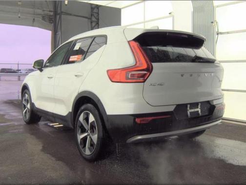2025 Volvo XC40 B5 Core Bright Theme