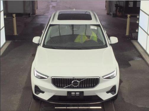 2025 Volvo XC40 B5 Core Bright Theme
