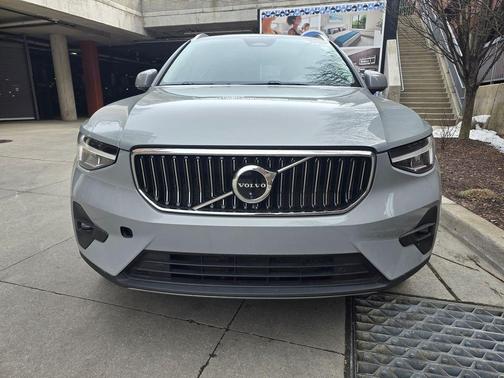 2025 Volvo XC40 B5 Plus Bright Theme