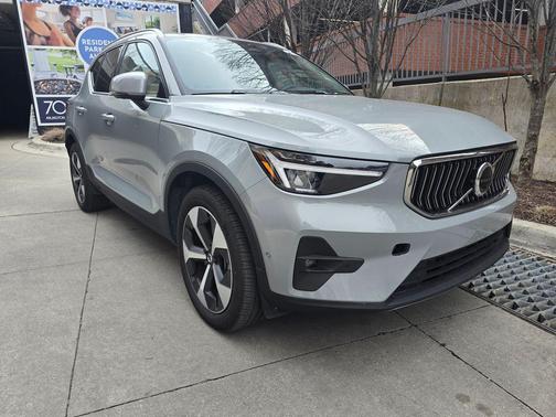 2025 Volvo XC40 B5 Plus Bright Theme