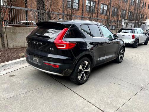 2023 Volvo XC40 B5 Plus Bright Theme
