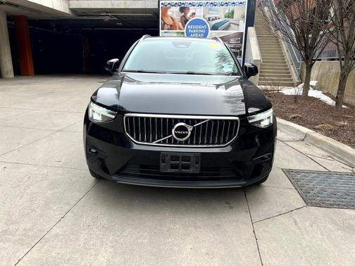 2023 Volvo XC40 B5 Plus Bright Theme