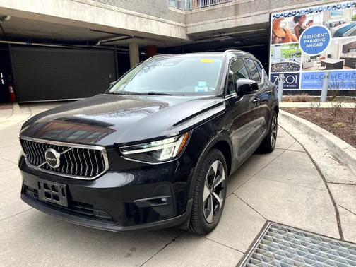 2023 Volvo XC40 B5 Plus Bright Theme