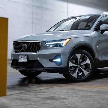 2025 Volvo XC40 B5 Plus Bright Theme