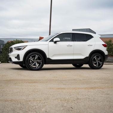 2025 Volvo XC40 B5 Core Bright Theme