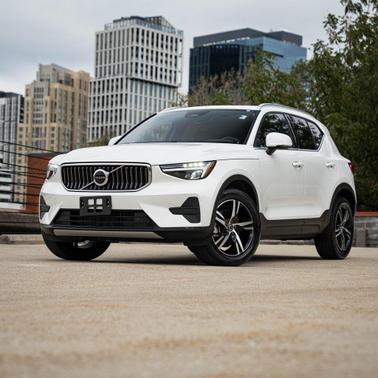 2025 Volvo XC40 B5 Core Bright Theme