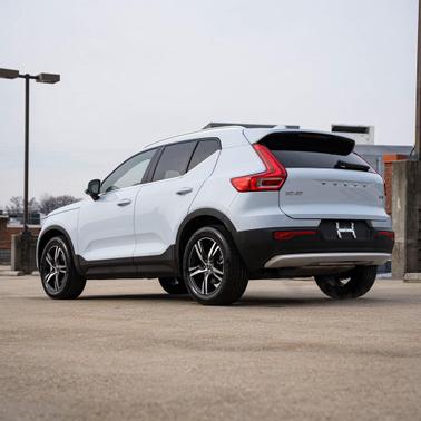 2025 Volvo XC40 B5 Core Bright Theme