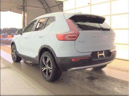 2025 Volvo XC40 B5 Core Bright Theme