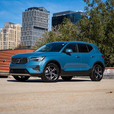 2025 Volvo XC40 B5 Core Bright Theme