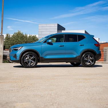 2025 Volvo XC40 B5 Core Bright Theme