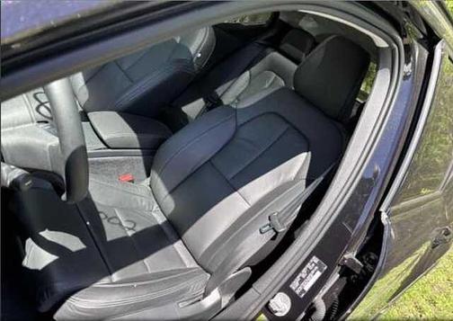 Onyx Black 2024 Volvo XC40 Plus