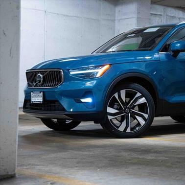 2025 Volvo XC40 B5 Ultra Bright Theme