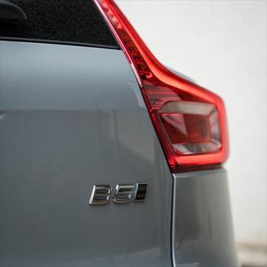 2025 Volvo XC40 B5 Core Bright Theme