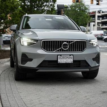 2025 Volvo XC40 B5 Core Bright Theme
