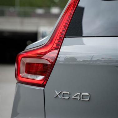 2025 Volvo XC40 B5 Core Bright Theme
