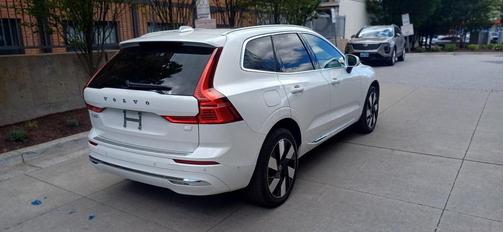 2023 Volvo XC60 Recharge Plug-In Hybrid T8 Plus Bright Theme
