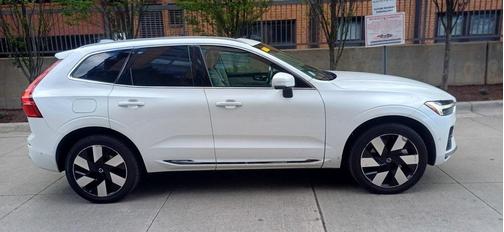 2023 Volvo XC60 Recharge Plug-In Hybrid T8 Plus Bright Theme