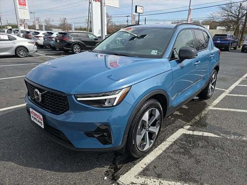 2023 Volvo XC40 B5 Plus Dark Theme