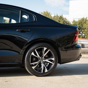 2023 Volvo S60 B5 Plus Dark Theme