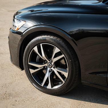 2023 Volvo S60 B5 Plus Dark Theme