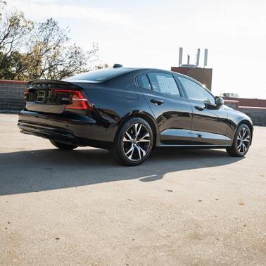 2023 Volvo S60 B5 Plus Dark Theme